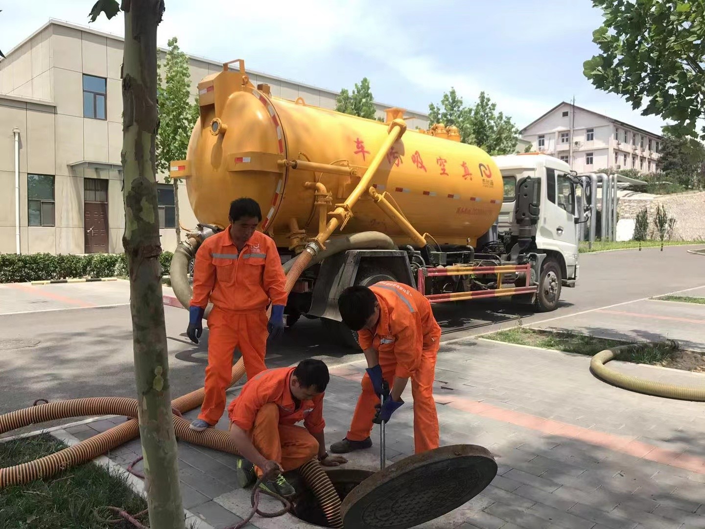 多宝镇管道疏通车停在窨井附近