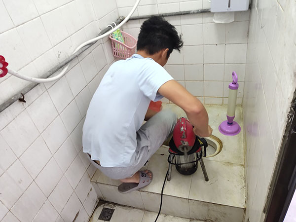 多宝镇管道堵塞冒臭气 专业师傅现场解决问题